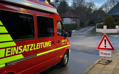 FW-EN: Baum in Oberleitung und Ölspur - Foto: presseportal.de