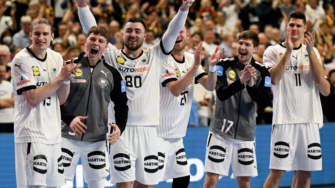 Die DHB-Auswahl steht durch die Niederlagen Österreichs und Ungarns im Halbfinale. - Bild: Federico Gambarini/dpa