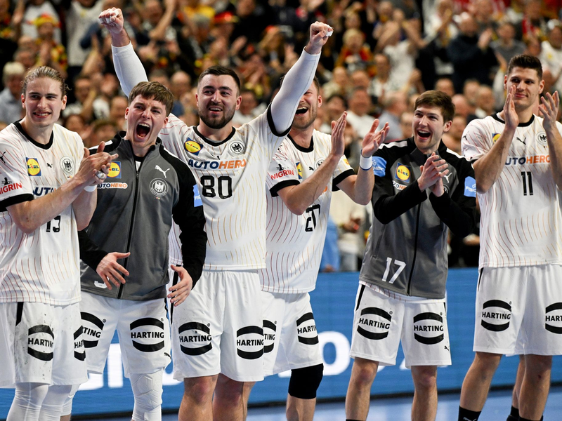 Die DHB-Auswahl steht durch die Niederlagen Österreichs und Ungarns im Halbfinale. - Foto: Federico Gambarini/dpa
