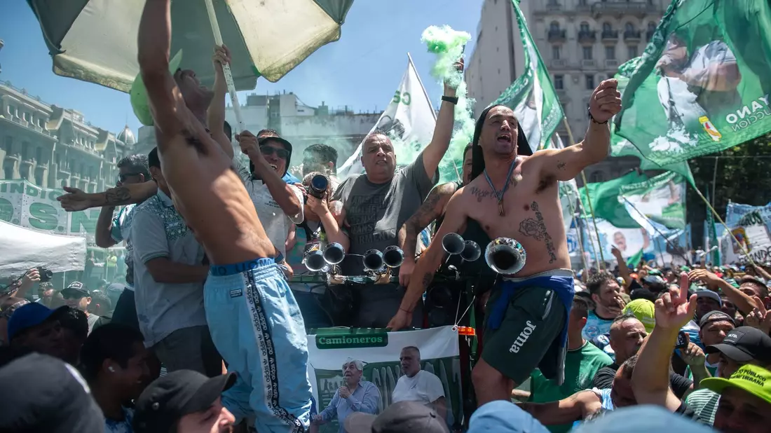 Gewerkschaftsmitglieder singen in Buenos Aires Parolen gegen die Reformvorhaben der ultraliberalen Regierung von Präsident Milei. - Bild: Cristina Sille/telam/dpa