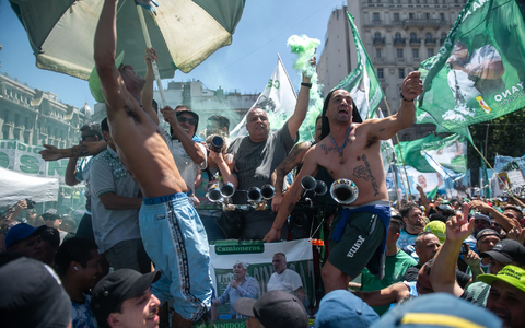 Gewerkschaftsmitglieder singen in Buenos Aires Parolen gegen die Reformvorhaben der ultraliberalen Regierung von Präsident Milei. - Foto: Cristina Sille/telam/dpa