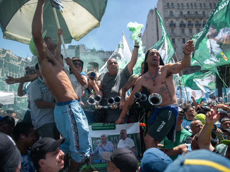 Gewerkschaftsmitglieder singen in Buenos Aires Parolen gegen die Reformvorhaben der ultraliberalen Regierung von Präsident Milei. - Foto: Cristina Sille/telam/dpa