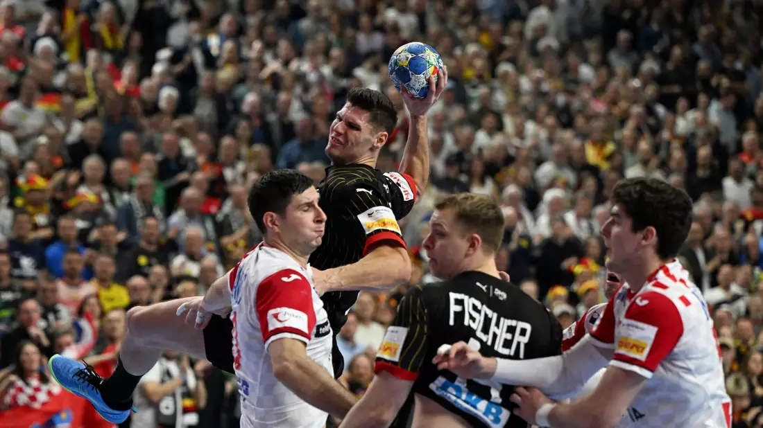 Sebastian Heymann (hinten) und die deutschen Handballer unterlagen zum Abschluss der Hauptrunde Kroatien. - Bild: Federico Gambarini/dpa