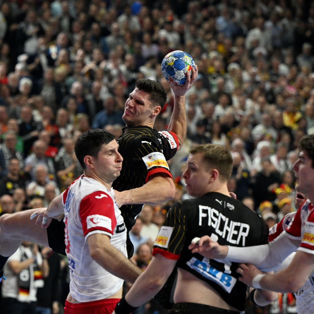 Sebastian Heymann (hinten) und die deutschen Handballer unterlagen zum Abschluss der Hauptrunde Kroatien. - Foto: Federico Gambarini/dpa