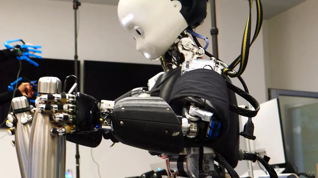 Beeindruckend: Der ferngesteuerte Roboter iCub3 kann weit mehr als - wie hier gezeigt - Gegenstände aufzuheben. - Bild: Stefano Dafarra/dpa