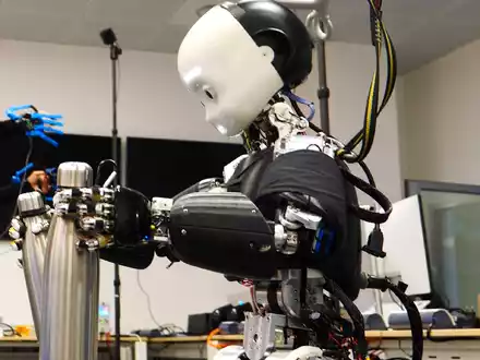 Beeindruckend: Der ferngesteuerte Roboter iCub3 kann weit mehr als - wie hier gezeigt - Gegenstände aufzuheben. - Foto: Stefano Dafarra/dpa