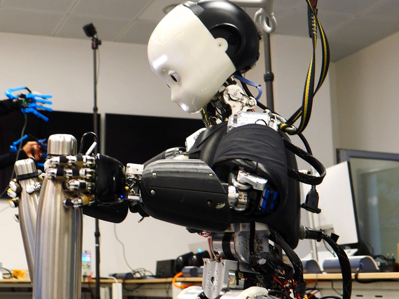 Beeindruckend: Der ferngesteuerte Roboter iCub3 kann weit mehr als - wie hier gezeigt - Gegenstände aufzuheben. - Foto: Stefano Dafarra/dpa