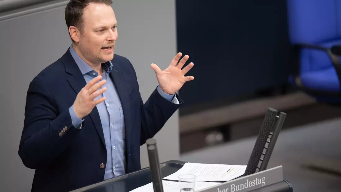 Grünenpolitiker Kai Gehring im Bundestag. - Bild: Christophe Gateau/dpa