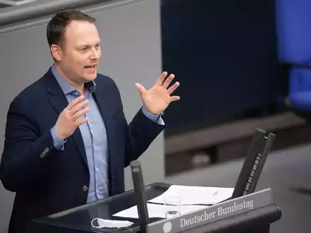 Grünenpolitiker Kai Gehring im Bundestag. - Foto: Christophe Gateau/dpa