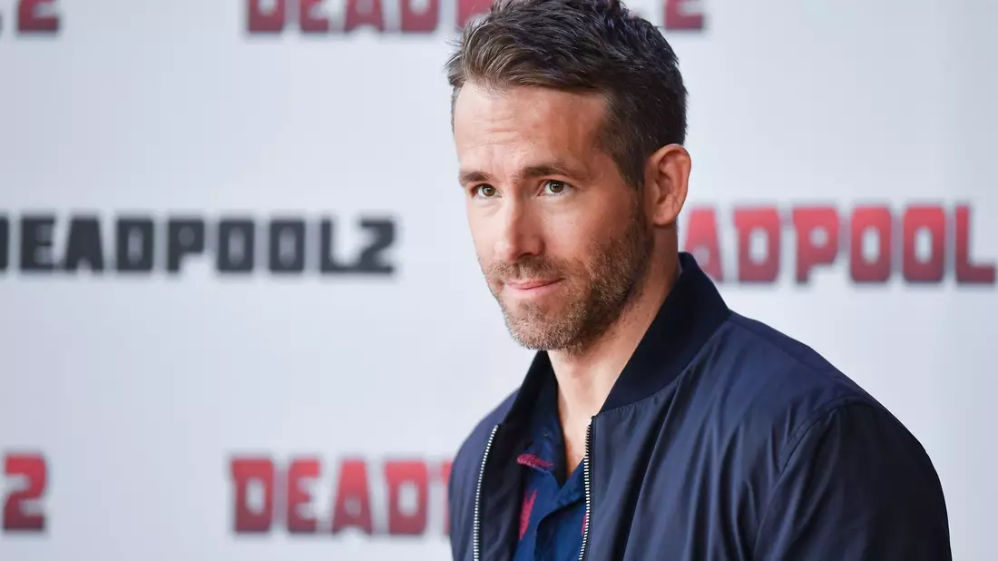 Er wurde zum «Sexiest Man Alive» ausgewählt, er gehört zu den bestbezahltesten Schauspielern und ihm gehört ein Fußballverein: Ryan Reynolds. - Bild: Jens Kalaene/dpa-Zentralbild/dpa