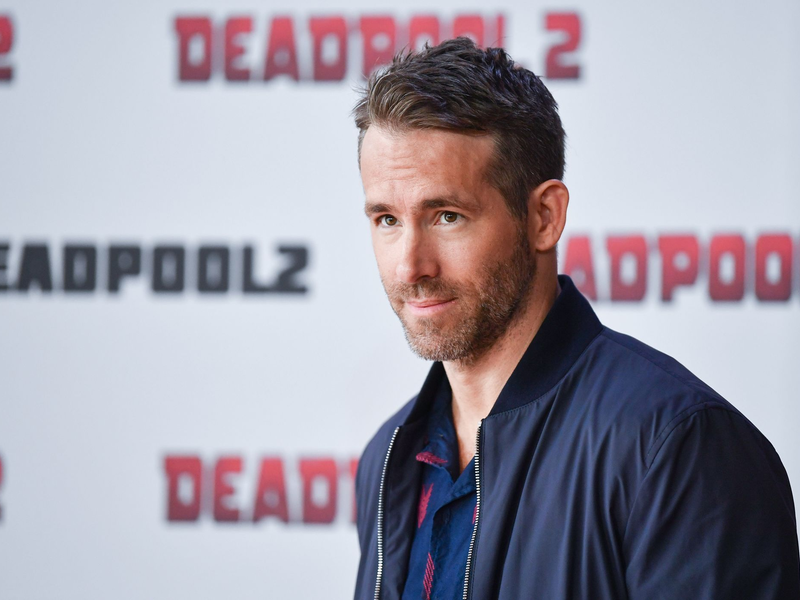 Er wurde zum «Sexiest Man Alive» ausgewählt, er gehört zu den bestbezahltesten Schauspielern und ihm gehört ein Fußballverein: Ryan Reynolds. - Foto: Jens Kalaene/dpa-Zentralbild/dpa