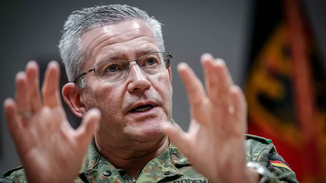 Wie wird im Verteidigungsfall vorgegangen? Um diese Frage zu klären, wird laut Generalleutnant André Bodemann ein neuer Operationsplan Deutschland (OPLAN) erstellt. - Bild: Kay Nietfeld/dpa