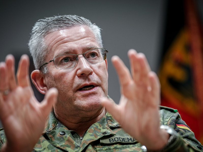 Wie wird im Verteidigungsfall vorgegangen? Um diese Frage zu klären, wird laut Generalleutnant André Bodemann ein neuer Operationsplan Deutschland (OPLAN) erstellt. - Foto: Kay Nietfeld/dpa