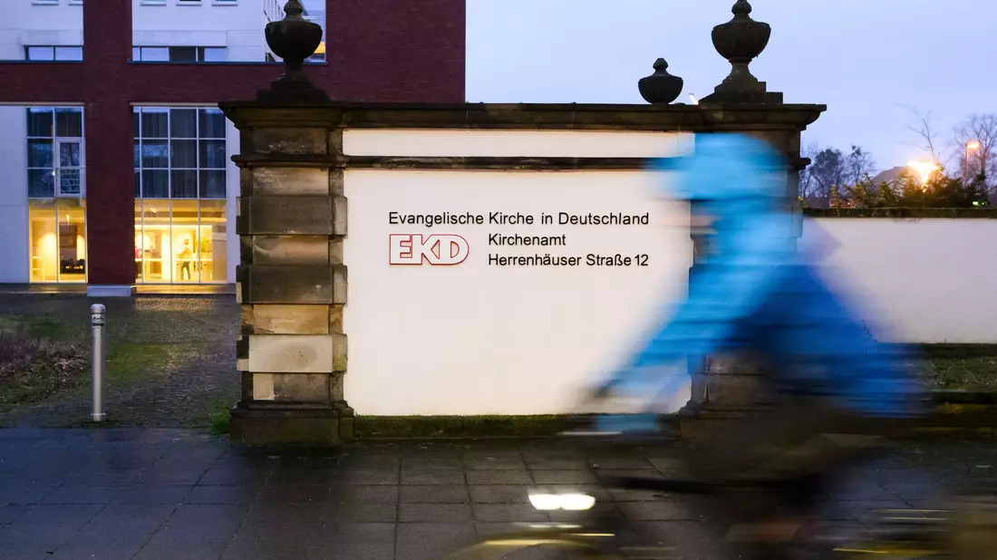Die Studie zu sexualisierter Gewalt in der Evangelischen Kirche in Deutschland (EKD) und der Diakonie dokumentiert mindestens 1259 Beschuldigte. - Bild: Julian Stratenschulte/dpa