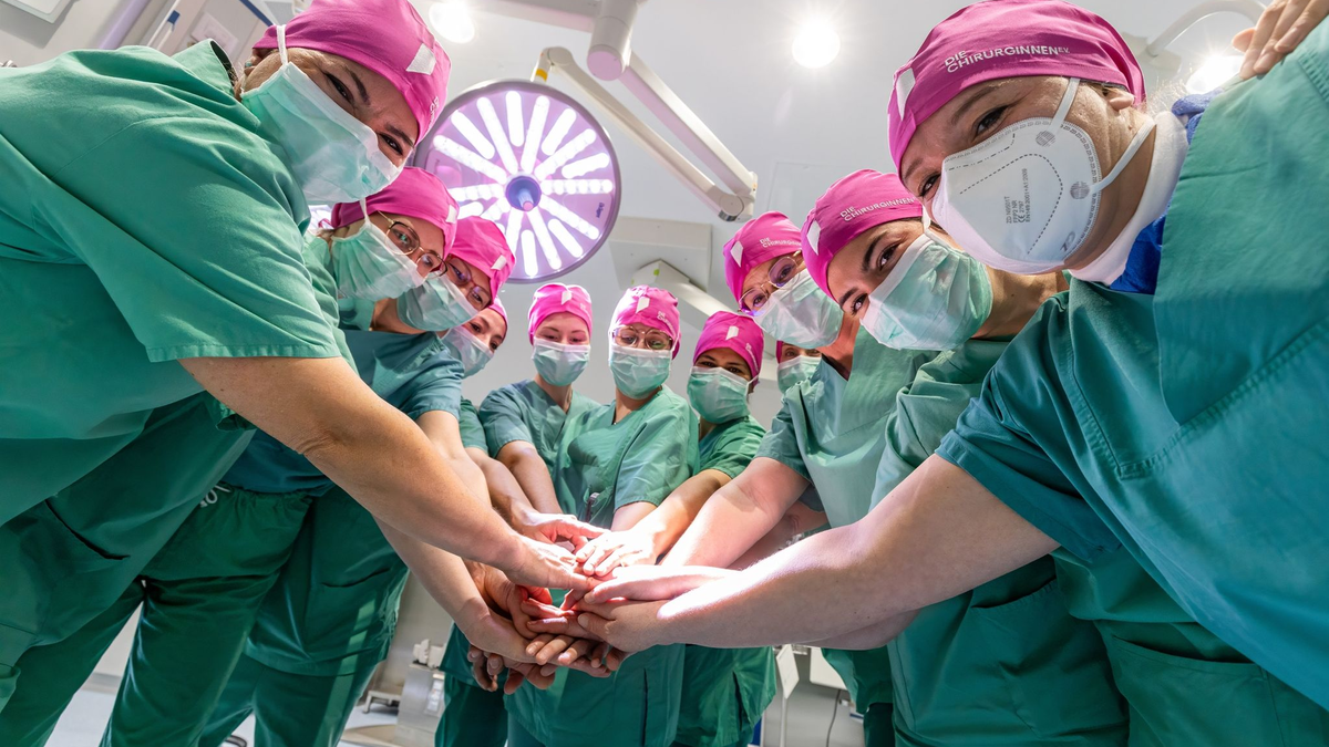 Prof. Dr. med Katja Schlosser (l.) mit Kolleginnen im OP-Saal. - Foto: Christian Lademann/dpa
