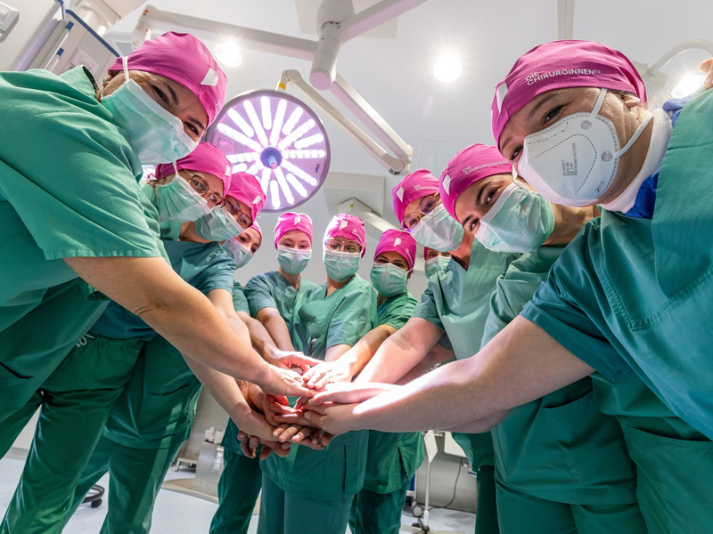 Prof. Dr. med Katja Schlosser (l.) mit Kolleginnen im OP-Saal. - Foto: Christian Lademann/dpa