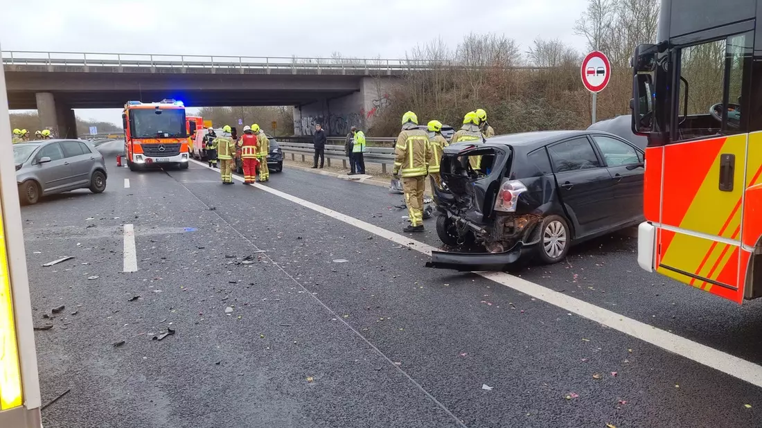 FW Hannover: Verkehrsunfall mehrerer PKW mit mehreren Verletzten - Bild: presseportal.de