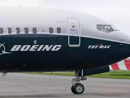 Nach zwei Abstürzen von Maschinen des Typs 737 Max mit 346 Todesopfern entging Boeing mit Versprechen der Strafverfolgung. Jetzt werden neue Strafen fällig, weil der Konzern die damaligen Auflagen schlecht umsetzte. - Foto: Ted S. Warren/AP/dpa