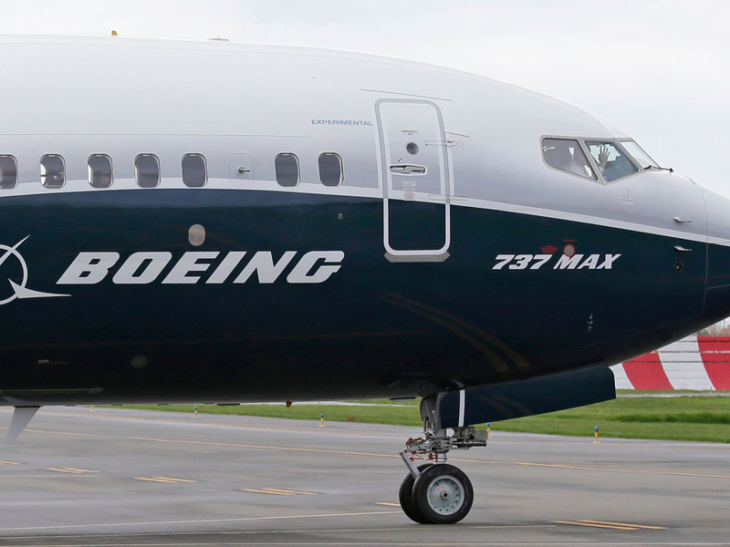 Der dramatische Zwischenfall mit einer Boeing 737-9 Max hat den Flugzeugbauer viel Geld gekostet. - Foto: Ted S. Warren/AP/dpa