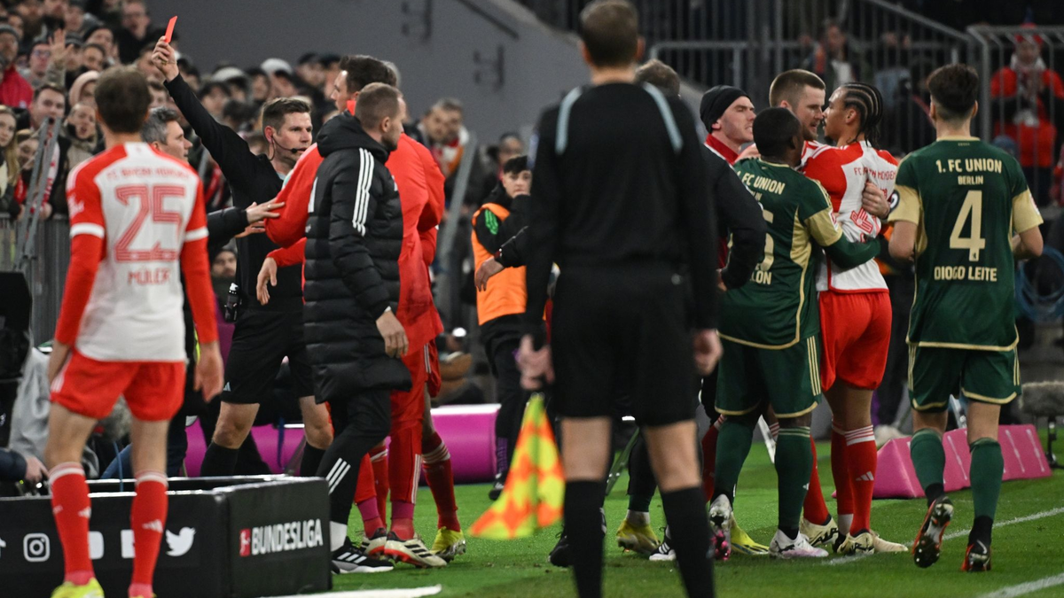 Union-Trainer Nenad Bjelica bekommt nach einer Tätlichkeit gegen Bayerns Leroy Sané die Rote Karte gezeigt. - Foto: Sven Hoppe/dpa