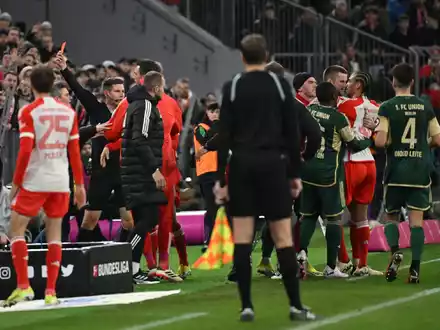Union-Trainer Nenad Bjelica bekommt nach einer Tätlichkeit gegen Bayerns Leroy Sané die Rote Karte gezeigt. - Foto: Sven Hoppe/dpa