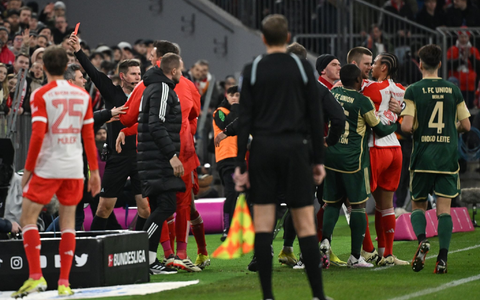 Union-Trainer Nenad Bjelica bekommt nach einer Tätlichkeit gegen Bayerns Leroy Sané die Rote Karte gezeigt. - Foto: Sven Hoppe/dpa