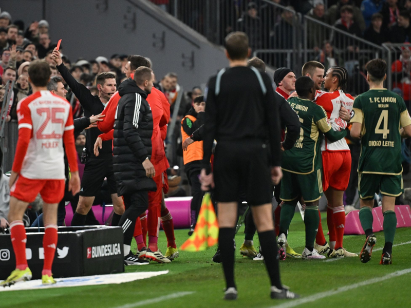 Union-Trainer Nenad Bjelica bekommt nach einer Tätlichkeit gegen Bayerns Leroy Sané die Rote Karte gezeigt. - Foto: Sven Hoppe/dpa