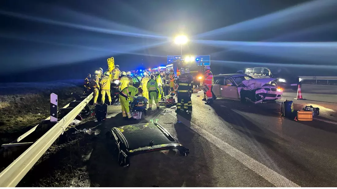 FW-M: Verkehrsunfall mit sieben Schwerverletzten auf der A99 - Bild: presseportal.de