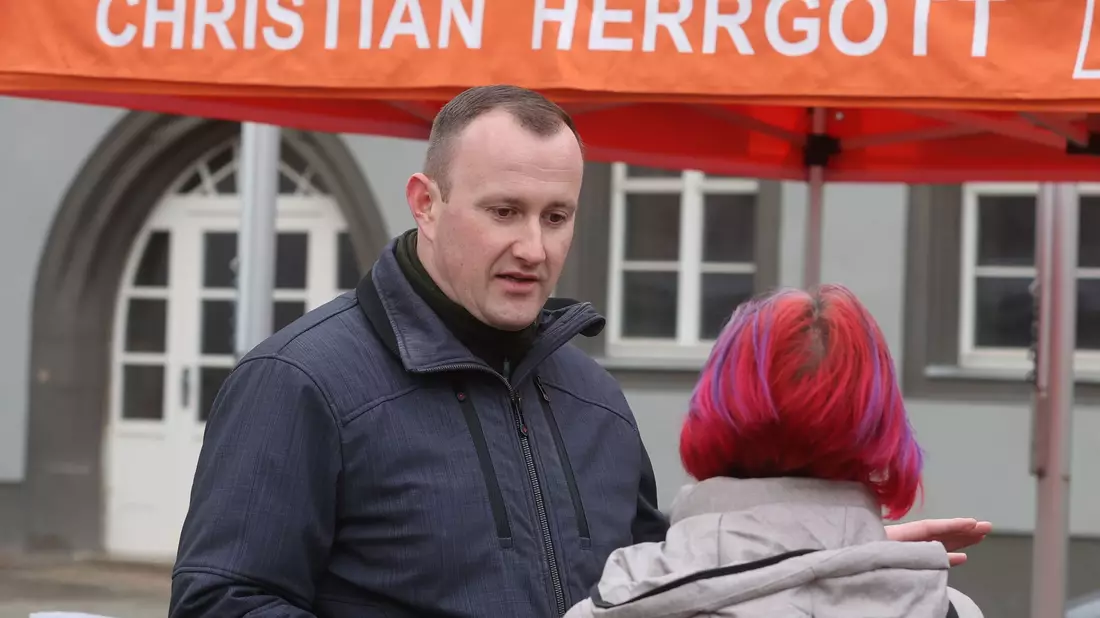 Christian Herrgott (CDU) tritt in der Stichwahl gegen Uwe Thrum an. - Bild: Bodo Schackow/dpa