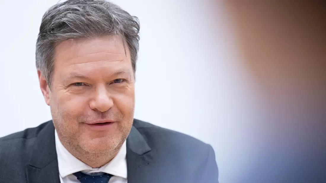 Bundeswirtschaftsminister Robert Habeck (Bündnis 90/Die Grünen) trifft in der Staatskanzlei in Mainz ein. - Bild: Boris Roessler/dpa