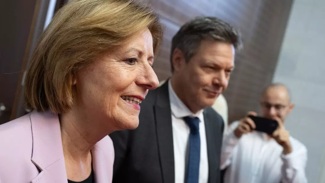 Bundeswirtschaftsminister Robert Habeck und Malu Dreyer, Ministerpräsidentin von Rheinland-Pfalz, unterhielten sich nach eigenen Angaben über Kreislaufwirtschaft und den Umbau zu klimaneutraler Industrie. - Bild: Boris Roessler/dpa