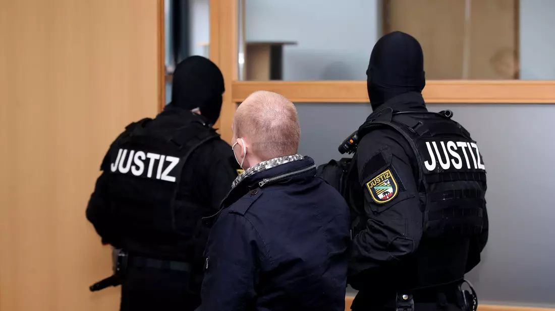 Der Angeklagte Stephan Balliet (Archivbild) muss sich wegen Geiselnahme und Verstoßes gegen das Waffengesetz erneut vor Gericht verantworten. - Bild: Ronny Hartmann/AFP/POOL/dpa