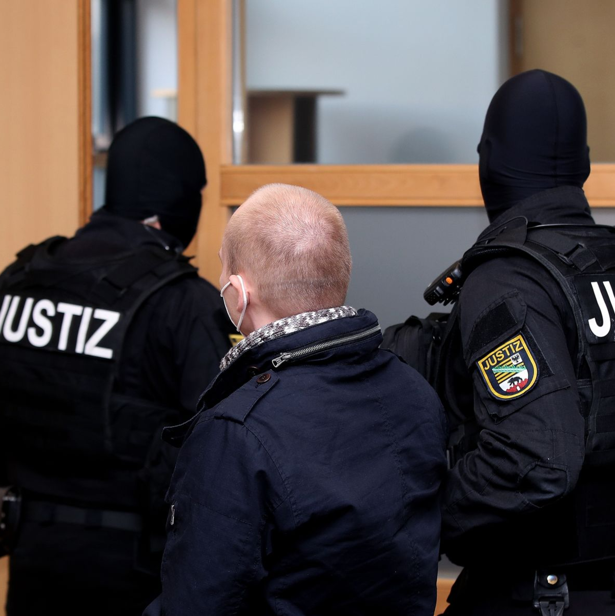 Der Angeklagte Stephan Balliet (Archivbild) muss sich wegen Geiselnahme und Verstoßes gegen das Waffengesetz erneut vor Gericht verantworten. - Foto: Ronny Hartmann/AFP/POOL/dpa