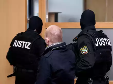 Der Angeklagte Stephan Balliet (Archivbild) muss sich wegen Geiselnahme und Verstoßes gegen das Waffengesetz erneut vor Gericht verantworten. - Foto: Ronny Hartmann/AFP/POOL/dpa