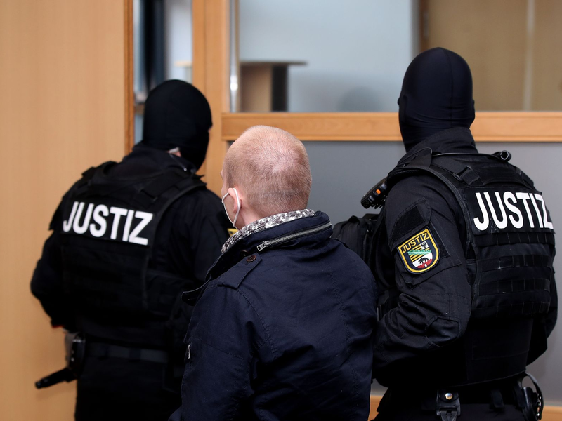 Der Angeklagte Stephan Balliet (Archivbild) muss sich wegen Geiselnahme und Verstoßes gegen das Waffengesetz erneut vor Gericht verantworten. - Foto: Ronny Hartmann/AFP/POOL/dpa