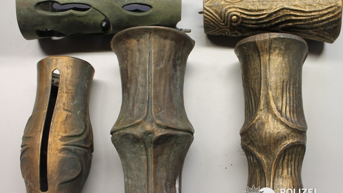 POL-KLE: Kreis Kleve/ Weeze- Eigentümer gesucht / Wem gehören die Messingvasen auf dem Bild? - Foto: presseportal.de