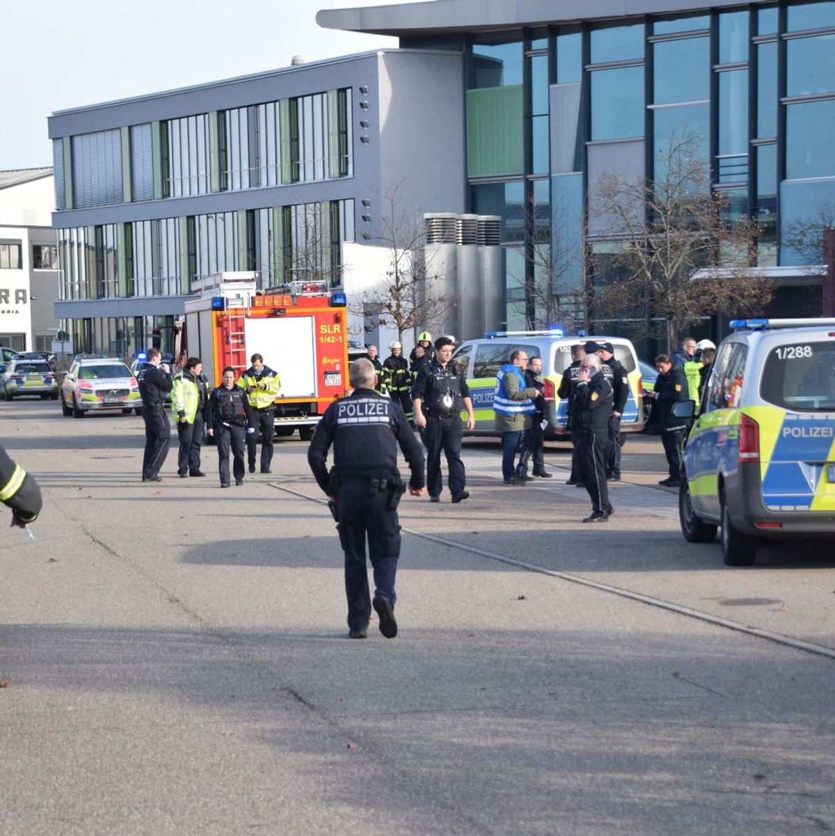 Einsatzkräfte von Polizei, Rettungsdienst und Feuerwehr sind an einer Schule im Einsatz. - Foto: René Priebe/dpa