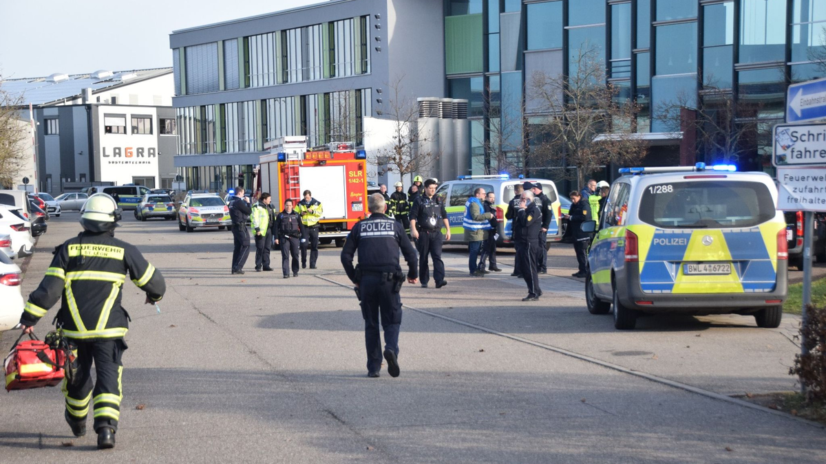 Einsatzkräfte von Polizei, Rettungsdienst und Feuerwehr sind an einer Schule im Einsatz. - Foto: René Priebe/dpa