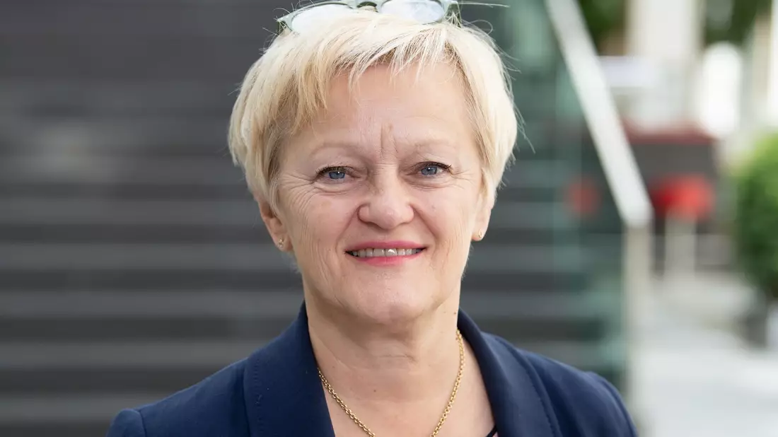 Erfolg für Renate Künast im Prozess gegen den Facebook-Konzern Meta. - Bild: Soeren Stache/dpa