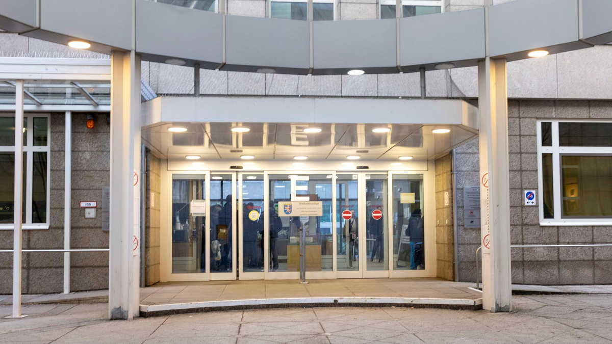 Vor dem Frankfurter Landgericht muss sich ein 17-Jähriger wegen Körperverletzung mit Todesfolge verantworten. - Foto: Helmut Fricke/dpa