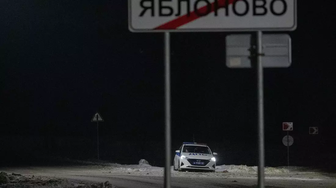 In der Nähe der Absturzstelle des russischen Militärtransportflugzeugs in der Nähe von Jablonowo in der Grenzregion Belgorod ist ein Polizeifahrzeug im Einsatz. - Bild: Alexander Zemlianichenko Jr/XinHua/dpa