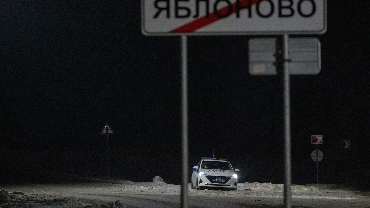 In der Nähe der Absturzstelle des russischen Militärtransportflugzeugs in der Nähe von Jablonowo in der Grenzregion Belgorod ist ein Polizeifahrzeug im Einsatz. - Foto: Alexander Zemlianichenko Jr/XinHua/dpa