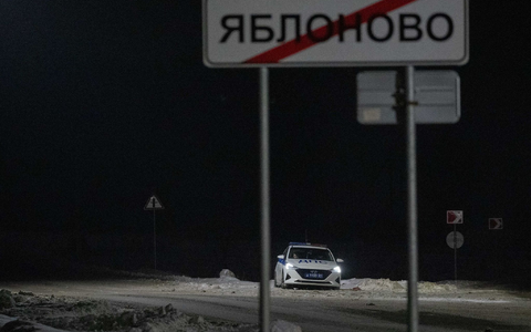 In der Nähe der Absturzstelle des russischen Militärtransportflugzeugs in der Nähe von Jablonowo in der Grenzregion Belgorod ist ein Polizeifahrzeug im Einsatz. - Foto: Alexander Zemlianichenko Jr/XinHua/dpa