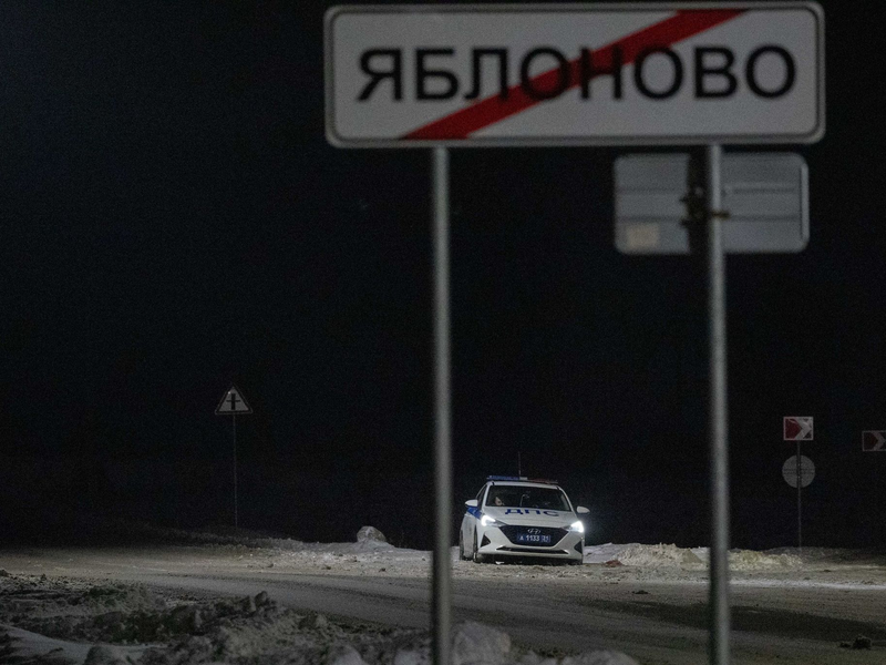 In der Nähe der Absturzstelle des russischen Militärtransportflugzeugs in der Nähe von Jablonowo in der Grenzregion Belgorod ist ein Polizeifahrzeug im Einsatz. - Foto: Alexander Zemlianichenko Jr/XinHua/dpa