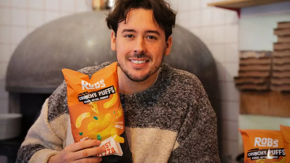 ROB's Crunchy Puffs Cheesy Pizza: YouTuber CrispyRob wird für Kaufland zum Pizzabäcker - Bild: presseportal.de
