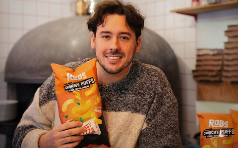 ROB's Crunchy Puffs Cheesy Pizza: YouTuber CrispyRob wird für Kaufland zum Pizzabäcker - Foto: presseportal.de