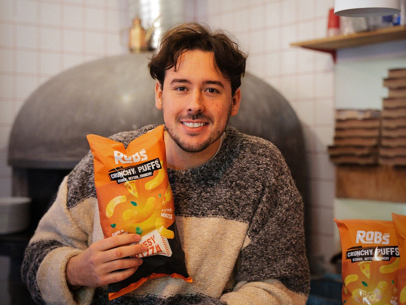 ROB's Crunchy Puffs Cheesy Pizza: YouTuber CrispyRob wird für Kaufland zum Pizzabäcker - Foto: presseportal.de