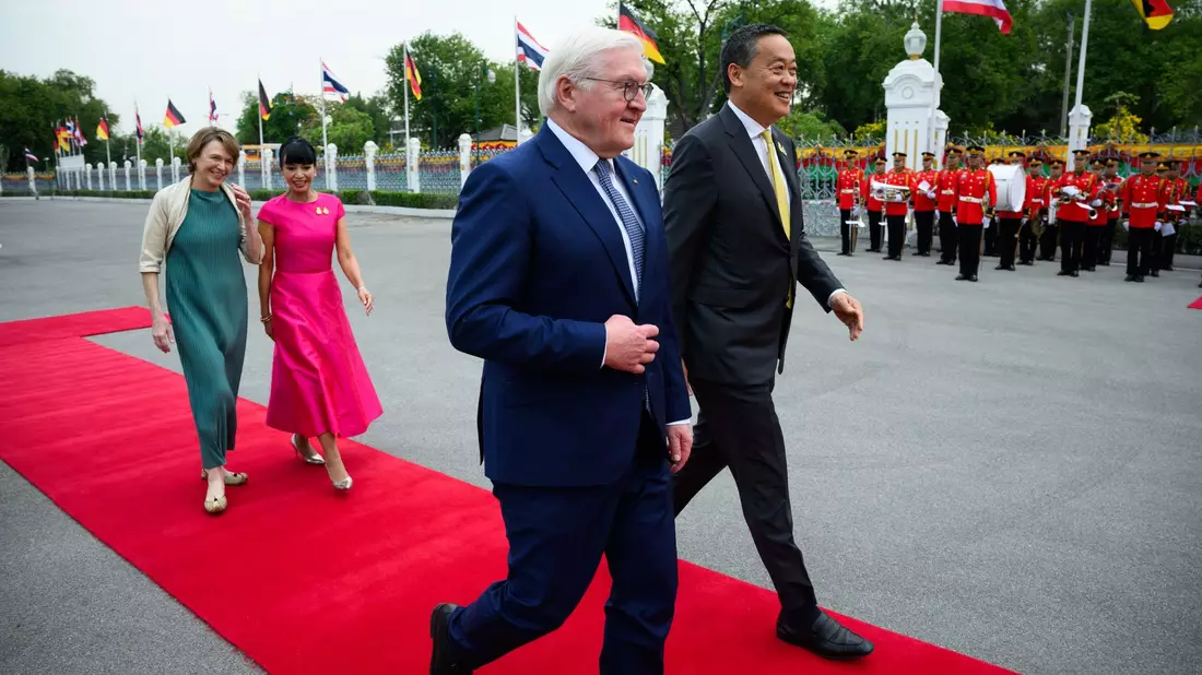 Bundespräsident Frank-Walter Steinmeier und seine Frau Elke Büdenbender (l) werden von Thailands Premierminister Srettha Thavisin und dessen Frau Pakpilai Thavisin am Government House in Bangkok begrüßt. - Bild: Bernd von Jutrczenka/dpa