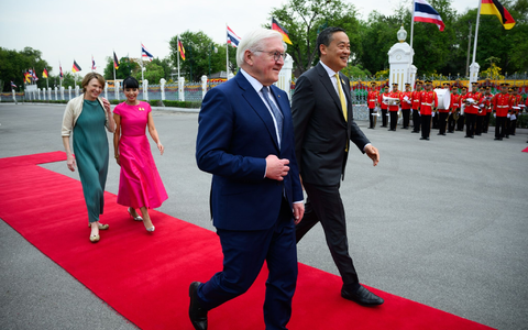 Bundespräsident Frank-Walter Steinmeier und seine Frau Elke Büdenbender (l) werden von Thailands Premierminister Srettha Thavisin und dessen Frau Pakpilai Thavisin am Government House in Bangkok begrüßt. - Foto: Bernd von Jutrczenka/dpa