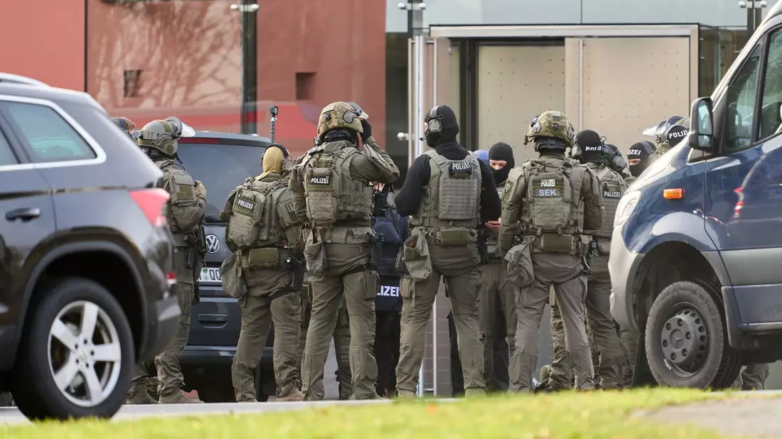 Einsatzkräfte entdeckten den mutmaßlichen Täter schwer verletzt. - Bild: Sascha Ditscher/dpa
